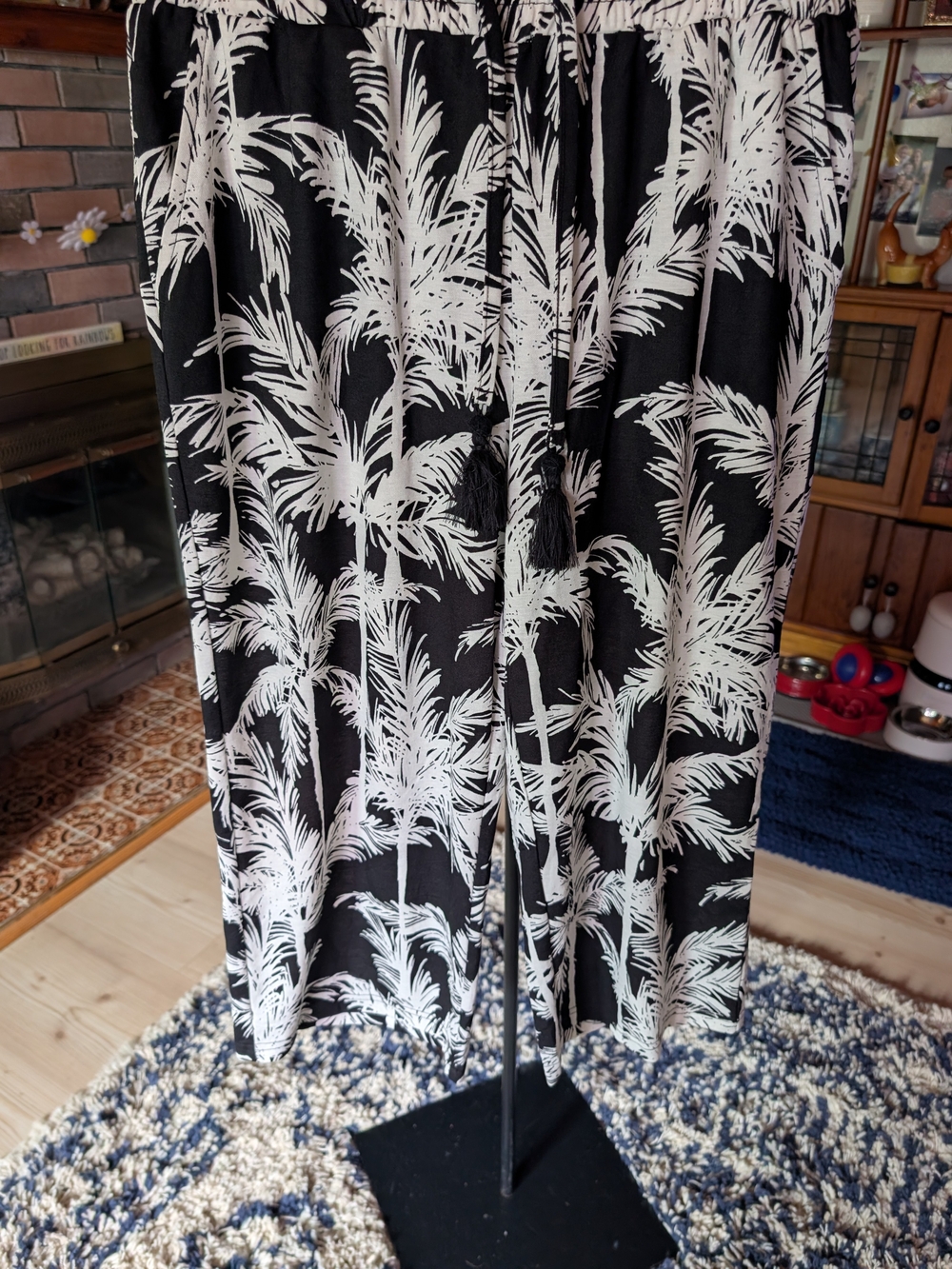 Black & White Palm-Print Women's Pants
